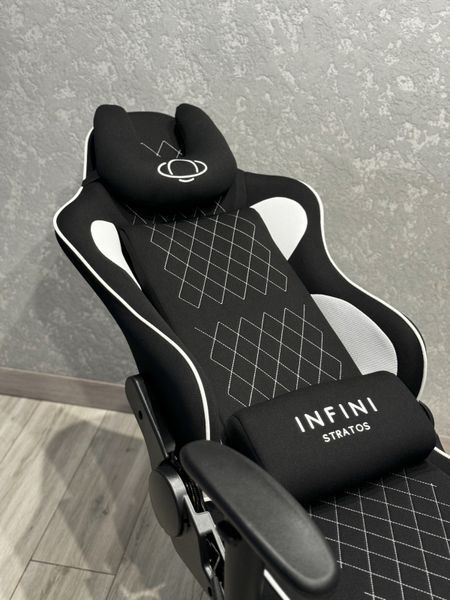 Крісло тканинне геймерське INFINI Stratos Чорно-біле комп&lsquo;ютерне з механізмом гойдання та фіксації STRATOS_ЧОРНО-БІЛИЙ фото